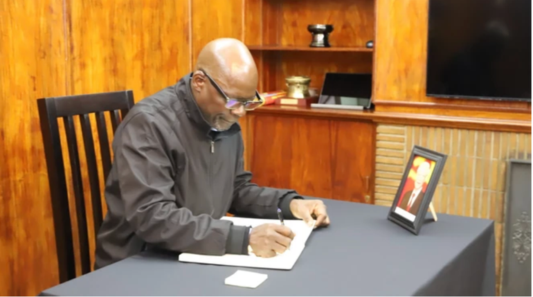 Tổng Bí thư Đảng Cộng sản Nam Phi Solly Mapaila ghi sổ tang. (Ảnh: TTXVN)