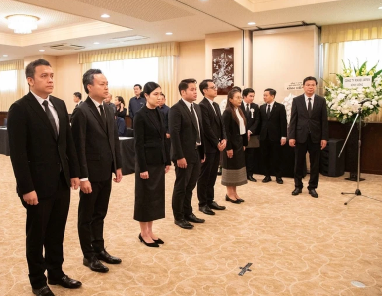 Đại diện sứ quán Lào viếng Tổng Bí thư Nguyễn Phú Trọng tại Đại sứ quán Việt Nam ở Nhật Bản. (Ảnh: TTXVN)