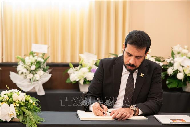 Đại diện Đại sứ quán Oman tại Nhật Bản ghi sổ tang Tổng Bí thư Nguyễn Phú Trọng.