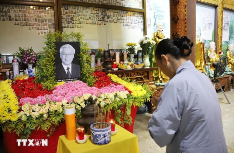 Cộng đồng người Việt tại Lào thắp hương tưởng nhớ Tổng Bí thư Nguyễn Phú Trọng. (Ảnh: TTXVN) Cộng đồng người Việt tại Lào thắp hương tưởng nhớ Tổng Bí thư Nguyễn Phú Trọng. (Ảnh: TTXVN)