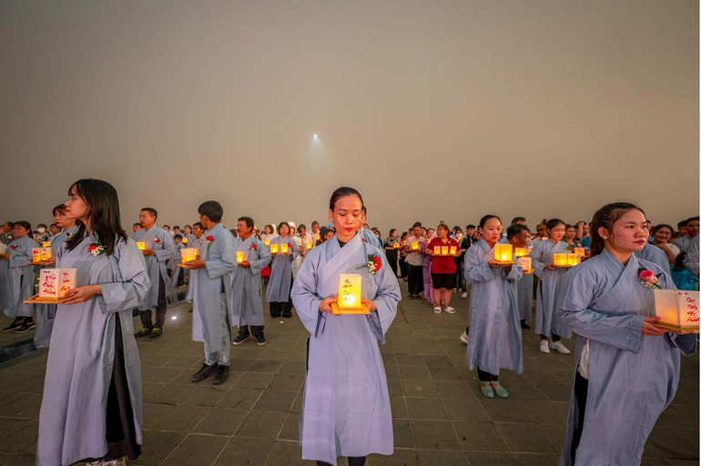 Lễ dâng đăng mùa Vu Lan tại núi Bà Đen. (Ảnh: NGUYỄN MINH TÚ)