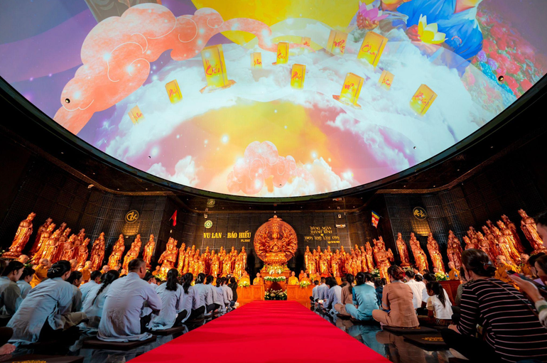 Nghi lễ thiêng liêng tại núi Bà Đen trong mùa Vu Lan. (Ảnh: NGUYỄN MINH TÚ)