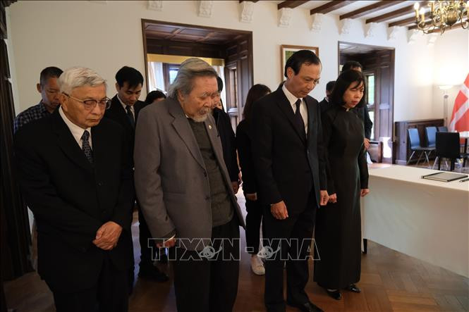 Cán bộ, nhân viên Đại sứ quán và đại diện kiều bào Việt Nam tại Đan Mạch dành một phút mặc niệm tưởng nhớ Tổng Bí thư Nguyễn Phú Trọng. (Ảnh: TTXVN)