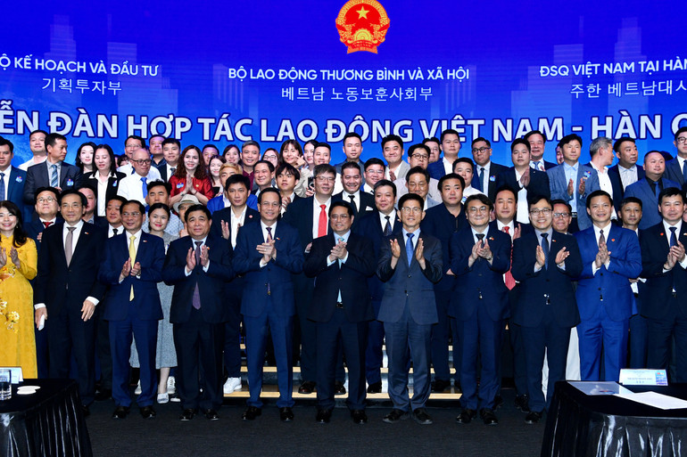 Thủ tướng Phạm Minh Chính chụp ảnh lưu niệm với các đại biểu tại Diễn đàn.