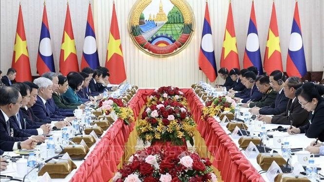 Chủ tịch nước Tô Lâm hội kiến Thủ tướng Lào Sonexay Siphandone. (Ảnh: TTXVN)