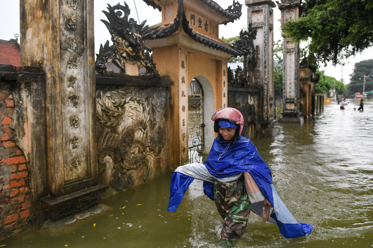 Tại các điểm ngập sâu, các phương tiện không thể di chuyển vào, người dân phải lội bộ vào nhà. Tại các điểm ngập sâu, các phương tiện không thể di chuyển vào, người dân phải lội bộ vào nhà.