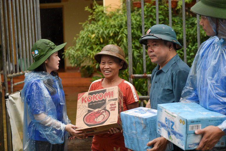 Tại huyện Chương Mỹ và Quốc Oai, đoàn trao tặng 2 xuồng hơi gắn máy, cùng nhiều vật phẩm với tổng giá trị gần 400 triệu đồng. Tại huyện Chương Mỹ và Quốc Oai, đoàn trao tặng 2 xuồng hơi gắn máy, cùng nhiều vật phẩm với tổng giá trị gần 400 triệu đồng.