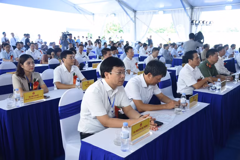 Các đại biểu tham dự Lễ khánh thành tuyến đường bộ nối đường cao tốc Hà Nội-Hải Phòng với đường cao tốc Cầu Giẽ-Ninh Bình đoạn qua tỉnh Hưng Yên (giai đoạn 2).