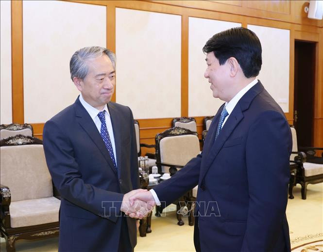 Thường trực Ban Bí thư Lương Cường tiếp Đại sứ Trung Quốc tại Việt Nam Hùng Ba đến chào từ biệt nhân dịp kết thúc nhiệm kỳ công tác. (Ảnh: TTXVN)