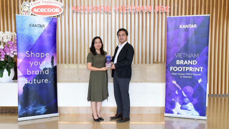Đại diện Acecook Việt Nam nhận kỷ niệm chương từ phía Kantar Worldpanel.