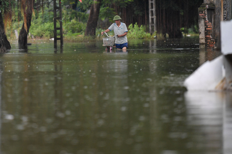 Do ảnh hưởng của cơn bão số 2, nhiều khu vực thuộc huyện Chương Mỹ và Quốc Oai nước ngập sâu từ ngày 24/7. Do ảnh hưởng của cơn bão số 2, nhiều khu vực thuộc huyện Chương Mỹ và Quốc Oai nước ngập sâu từ ngày 24/7.