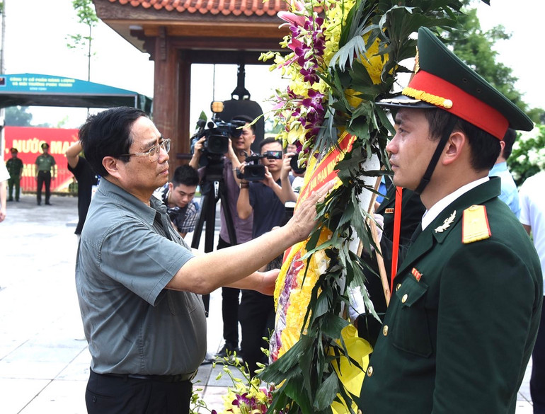 Thủ tướng Phạm Minh Chính chuẩn bị dâng hoa tại Nhà tưởng niệm 60 liệt sĩ thanh niên xung phong Đại đội 915. Thủ tướng Phạm Minh Chính chuẩn bị dâng hoa tại Nhà tưởng niệm 60 liệt sĩ thanh niên xung phong Đại đội 915.