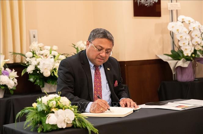 Đại sứ Ấn Độ tại Nhật Bản Sibi George ghi sổ tang Tổng Bí thư Nguyễn Phú Trọng.