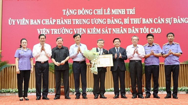 Lãnh đạo Đảng ủy Khối và các Ban Đảng Trung ương cùng tập thể lãnh đạo Viện Kiểm sát nhân dân tối cao chúc mừng đồng chí Lê Minh Trí. Lãnh đạo Đảng ủy Khối và các Ban Đảng Trung ương cùng tập thể lãnh đạo Viện Kiểm sát nhân dân tối cao chúc mừng đồng chí Lê Minh Trí.