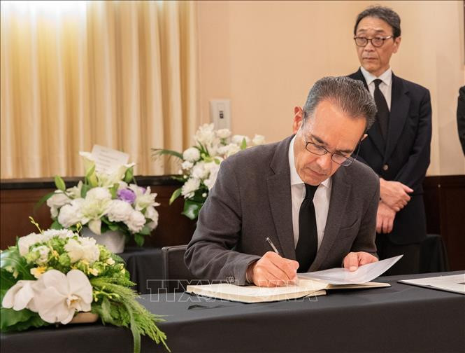 Đại diện Đại sứ quán Mexico tại Nhật Bản ghi sổ tang Tổng Bí thư Nguyễn Phú Trọng.