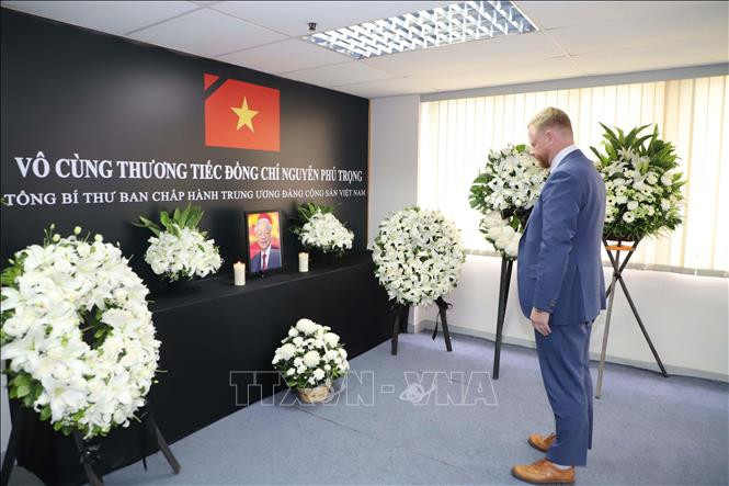 Phó Tổng Lãnh sự Nga tại Hong Kong Vadim Savin viếng Tổng Bí thư Nguyễn Phú Trọng. Phó Tổng Lãnh sự Nga tại Hong Kong Vadim Savin viếng Tổng Bí thư Nguyễn Phú Trọng.