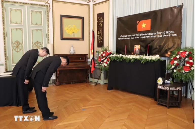 Đại sứ Trung Quốc tại Bỉ, ông Fei Shengchao (phải) viếng Tổng Bí thư Nguyễn Phú Trọng. (Ảnh: TTXVN)