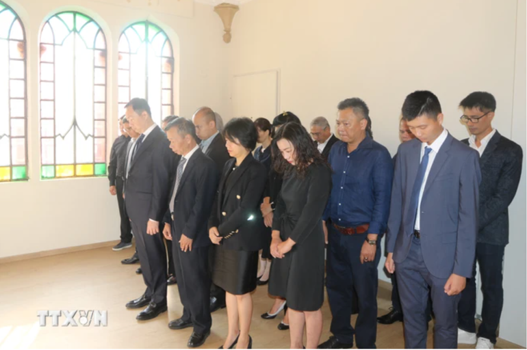 Cán bộ, nhân viên Đại sứ quán và các cơ quan đại diện Việt Nam tại Italia dành phút mặc niệm Tổng Bí thư Nguyễn Phú Trọng. (Ảnh: TTXVN)