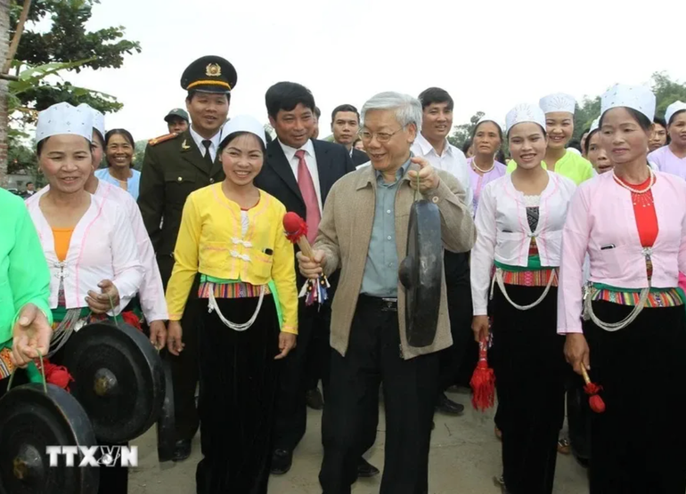 Tổng Bí thư Nguyễn Phú Trọng cùng đánh cồng với đồng bào dân tộc Mường trong Ngày hội Đại đoàn kết toàn dân tộc khu dân cư xóm Cầu, xã Bắc Sơn, huyện Kim Bôi, tỉnh Hòa Bình (13/11/2011). (Ảnh: TTXVN)