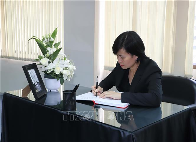 Tổng Lãnh sự Việt Nam tại Hong Kong và Ma Cao (Trung Quốc) Lê Đức Hạnh ghi sổ tang Tổng Bí thư Nguyễn Phú Trọng. Tổng Lãnh sự Việt Nam tại Hong Kong và Ma Cao (Trung Quốc) Lê Đức Hạnh ghi sổ tang Tổng Bí thư Nguyễn Phú Trọng.