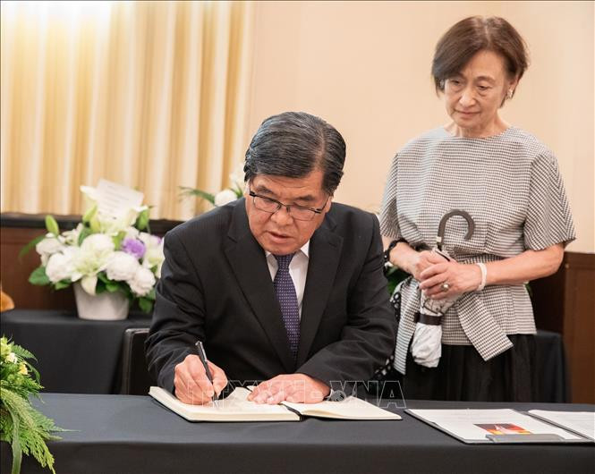 Cựu Đại sứ Nhật Bản tại Việt Nam viếng Tổng Bí thư Nguyễn Phú Trọng.