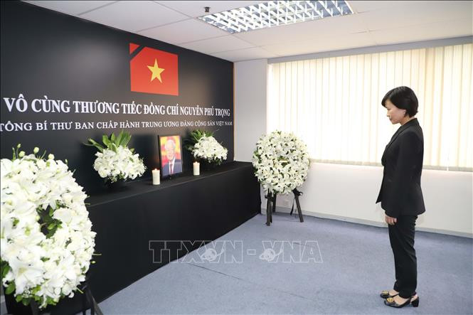 Tổng Lãnh sự Việt Nam tại Hong Kong và Ma Cao Lê Đức Hạnh tại lễ viếng. Tổng Lãnh sự Việt Nam tại Hong Kong và Ma Cao Lê Đức Hạnh tại lễ viếng.