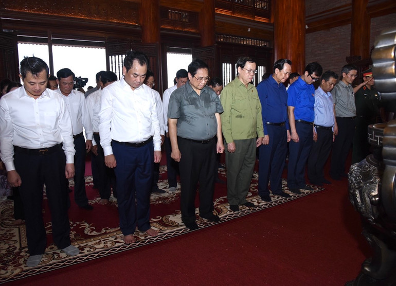 Thủ tướng Phạm Minh Chính và Đoàn công tác thành kính dành một phút mặc niệm tưởng nhớ 60 liệt sĩ thanh niên xung phong Đại đội 915. Thủ tướng Phạm Minh Chính và Đoàn công tác thành kính dành một phút mặc niệm tưởng nhớ 60 liệt sĩ thanh niên xung phong Đại đội 915.