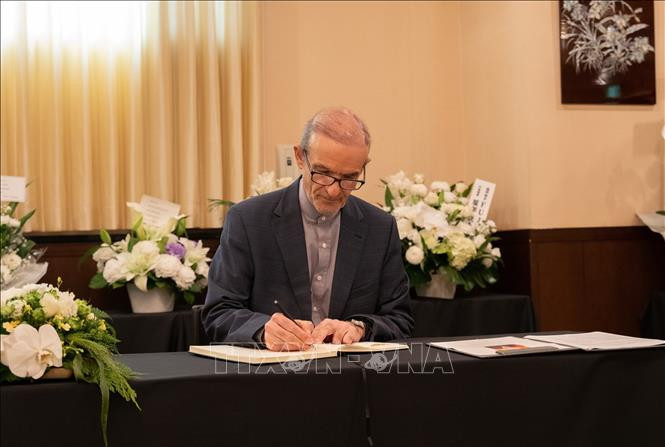 Đại diện Đại sứ quán Iran tại Nhật Bản ghi sổ tang Tổng Bí thư Nguyễn Phú Trọng.