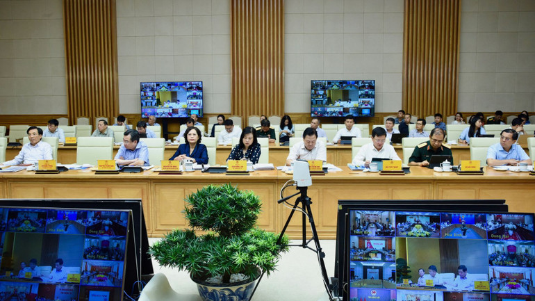 Theo Chương trình, Hội nghị nghe báo cáo và thảo luận về các giải pháp để xây dựng Chính phủ số, xã hội số, công dân số, phục vụ phát triển kinh tế số, tháo gỡ những tồn tại, điểm nghẽn trong triển khai Đề án 06 của Chính phủ về phát triển ứng dụng dữ liệu về dân cư, định danh và xác thực điện tử phục vụ chuyển đổi số quốc gia giai đoạn 2022-2025, tầm nhìn đến năm 2030. Theo Chương trình, Hội nghị nghe báo cáo và thảo luận về các giải pháp để xây dựng Chính phủ số, xã hội số, công dân số, phục vụ phát triển kinh tế số, tháo gỡ những tồn tại, điểm nghẽn trong triển khai Đề án 06 của Chính phủ về phát triển ứng dụng dữ liệu về dân cư, định danh và xác thực điện tử phục vụ chuyển đổi số quốc gia giai đoạn 2022-2025, tầm nhìn đến năm 2030.