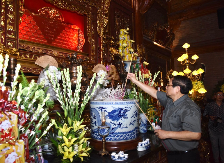 Thủ tướng Phạm Minh Chính dâng hương tưởng niệm 60 liệt sĩ thanh niên xung phong Đại đội 915. Thủ tướng Phạm Minh Chính dâng hương tưởng niệm 60 liệt sĩ thanh niên xung phong Đại đội 915.