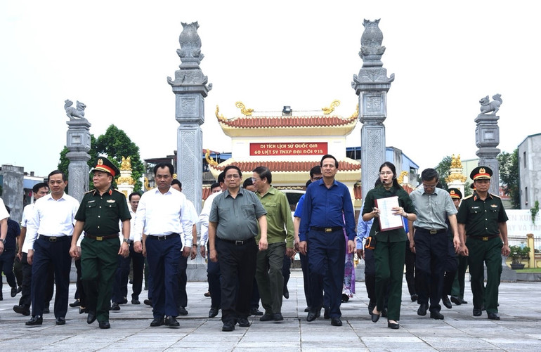 Thủ tướng Phạm Minh Chính và Đoàn công tác tới dâng hương, dâng hoa tại Khu Di tích lịch sử quốc gia 60 liệt sĩ thanh niên xung phong Đại đội 915. Thủ tướng Phạm Minh Chính và Đoàn công tác tới dâng hương, dâng hoa tại Khu Di tích lịch sử quốc gia 60 liệt sĩ thanh niên xung phong Đại đội 915.