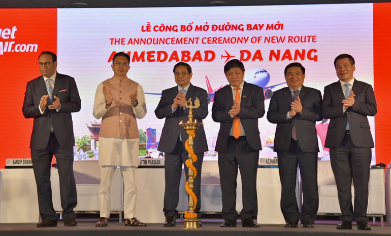 Thủ tướng Phạm Minh Chính và các lãnh đạo, đại biểu thực hiện nghi thức công bố mở đường bay Ahmedabad-Đà Nẵng của Vietjet Air.