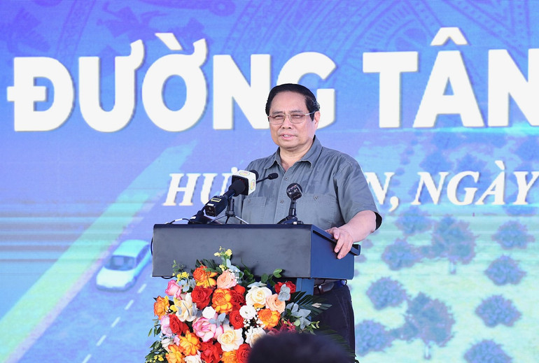 Cũng trong sáng 7/7, Thủ tướng Phạm Minh Chính đã tới dự lễ khởi công đường Tân Phúc-Võng Phan - công trình trọng điểm, tuyến đường "trục xương sống" thứ 3 của tỉnh.