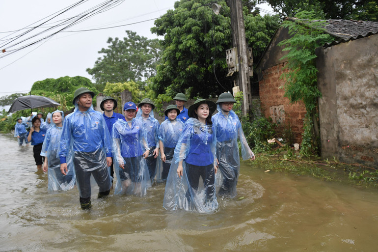 Bí thư Thành đoàn Hà Nội Chu Hồng Minh cùng đoàn đến trực tiếp các gia đình ở vùng ngập để hỏi thăm, trao quà động viên người dân. Bí thư Thành đoàn Hà Nội Chu Hồng Minh cùng đoàn đến trực tiếp các gia đình ở vùng ngập để hỏi thăm, trao quà động viên người dân.