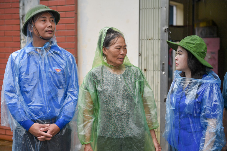 Đoàn thăm hỏi, động viên người dân vùng ngập lụt. Đoàn thăm hỏi, động viên người dân vùng ngập lụt.