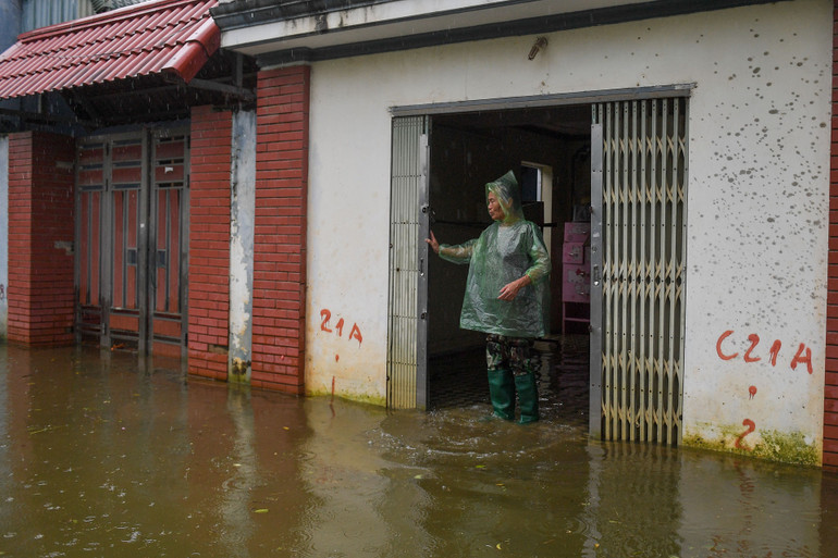 Nước ngập sâu gây đảo lộn sinh hoạt của người dân địa phương. Nước ngập sâu gây đảo lộn sinh hoạt của người dân địa phương.