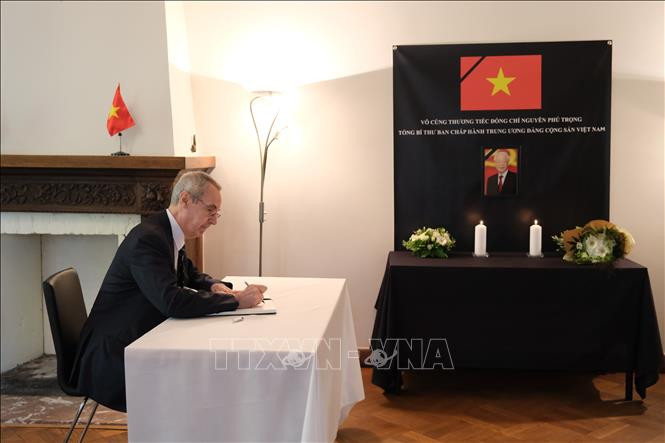 Đại sứ Liên bang Nga tại Đan Mạch ghi sổ tang. (Ảnh: TTXVN)