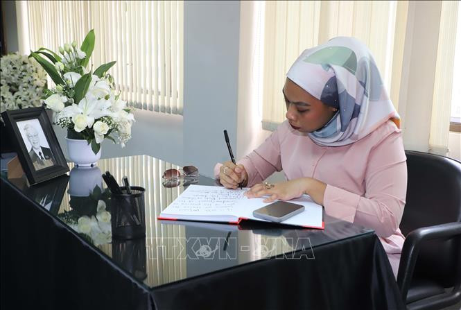 Bà Nur Amirah Mohamad, Đại diện Tổng Lãnh sự quán Malaysia tại Hong Kong và Ma Cao (Trung Quốc) ghi sổ tang Tổng Bí thư Nguyễn Phú Trọng. Bà Nur Amirah Mohamad, Đại diện Tổng Lãnh sự quán Malaysia tại Hong Kong và Ma Cao (Trung Quốc) ghi sổ tang Tổng Bí thư Nguyễn Phú Trọng.
