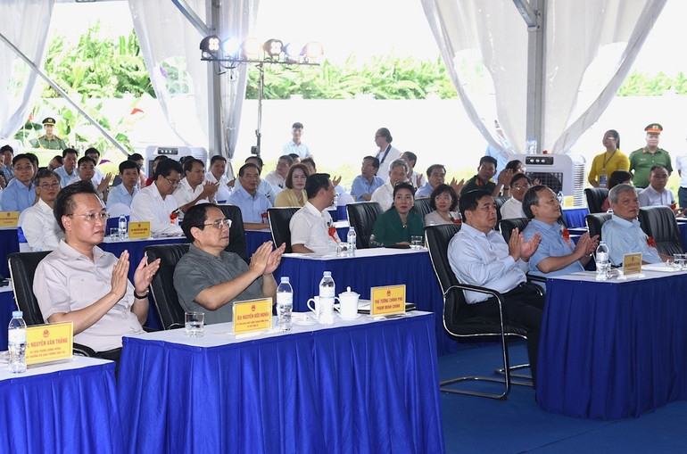 Thủ tướng Phạm Minh Chính và các đại biểu dự lễ khánh thành tuyến đường bộ nối đường cao tốc Hà Nội-Hải Phòng với đường cao tốc Cầu Giẽ-Ninh Bình đoạn qua tỉnh Hưng Yên (giai đoạn 2).