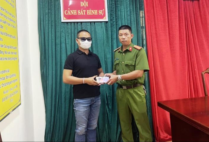 Đội Cảnh sát hình sự Công an thành phố Huế đã tìm lại được điện thoại iphone 13 của anh Decha Samphong. (Ảnh: Công an cung cấp)
