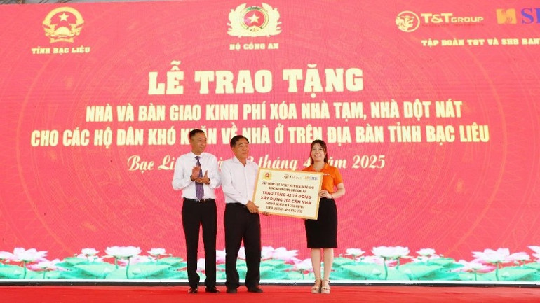 Đại diện Tập đoàn T&T Group và Ngân hàng SHB trao bảng tượng trưng hỗ trợ kinh phí 42 tỷ đồng để xây dựng 700 căn nhà cho các hộ dân khó khăn trên địa bàn tỉnh Bạc Liêu.