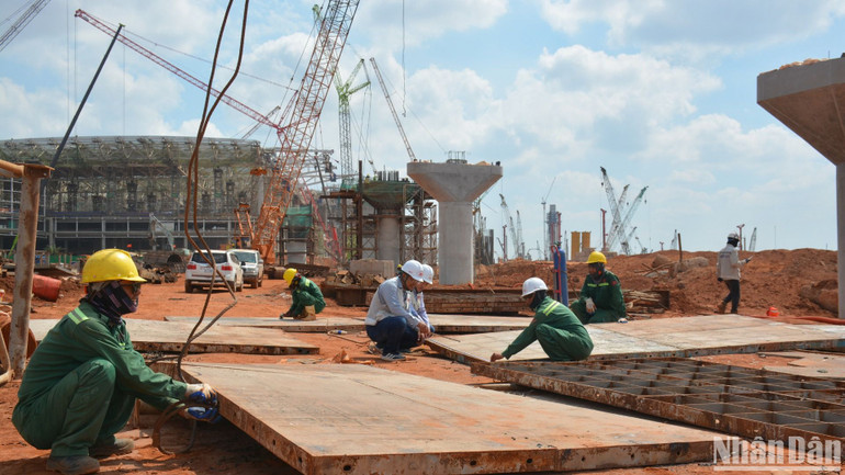 Trên công trường xây dựng Cảng hàng không quốc tế Long Thành: Đại diện chủ đầu tư, nhà thầu, cùng hàng trăm công nhân đều miệt mài làm việc, không có khái niệm nghỉ lễ.