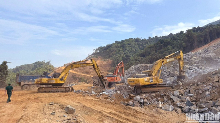 Để đẩy nhanh tiến độ thi công dự án cao tốc bắc-nam đoạn qua Hoài Nhơn-Quy Nhơn, Binh đoàn 12 là đơn vị thi công dự án đã xuyên lễ trong kỳ nghỉ lễ 30/4-1/5 năm nay.