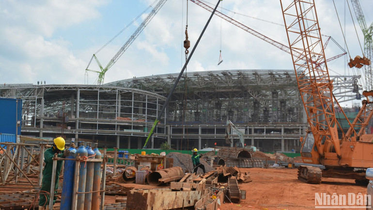 Dự kiến, các công trình thuộc dự án xây dựng Cảng hàng không quốc tế Long Thành sẽ hoàn thành vận hành chạy thử, cấp phép công trình vào quý 3/2026. Để kịp tiến độ về đích kịp thời hạn chỉ còn hơn 1 năm, Chủ đầu tư và các đơn vị thi công hối hả thi công.