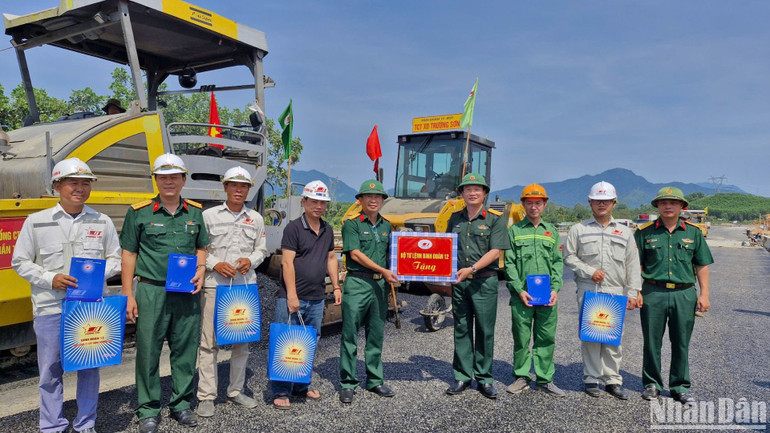 Nhằm kịp thời tháo gỡ những khó khăn, vướng mắc, động viên cán bộ, kỹ sư, người lao động ngay tại công trường, lãnh đạo Binh đoàn 12 kiểm tra, đôn đốc, thăm hỏi, tặng quà, sẻ chia khó khăn với các công nhân trực tiếp thi công trên công trường Hòa Liên-Túy Loan ngày 1/5 vừa qua.
