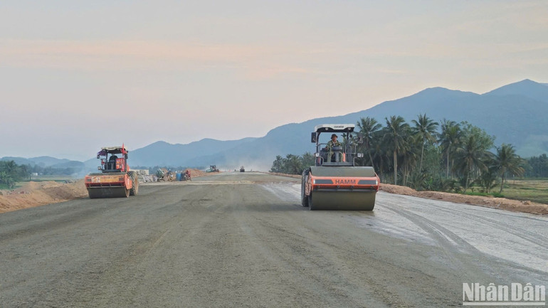 Hiện nay, các nhà thầu đã huy động thêm máy móc, phương tiện, nhân lực để tổ chức thêm nhiều mũi thi công mới để tổng lực tăng tốc thi công cao tốc Hòa Liên-Túy Loan, phấn đấu hoàn thành xây dựng và đưa vào khai thác công trình này vào cuối tháng 8 theo chỉ đạo của Thủ tướng Chính phủ.
