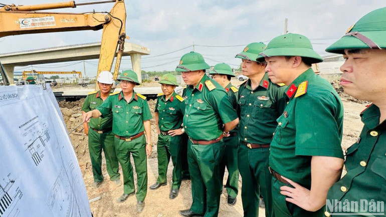 Thiếu tướng Nguyễn Hữu Ngọc - Tư lệnh Binh đoàn 12 kiểm tra đôn đốc tại công trường Hoài Nhơn-Quy Nhơn.