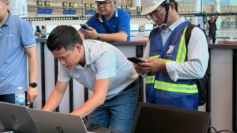 Các kỹ sư VNPT kiểm tra chất lượng sóng VinaPhone 5G tại nhà ga T3.