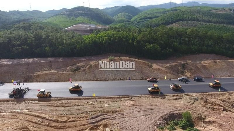 Dự án cao tốc Bùng-Vạn Ninh sẽ thông xe vào dịp 30/4/2025. (Ảnh: ĐÌNH HUY) Dự án cao tốc Bùng-Vạn Ninh sẽ thông xe vào dịp 30/4/2025. (Ảnh: ĐÌNH HUY)
