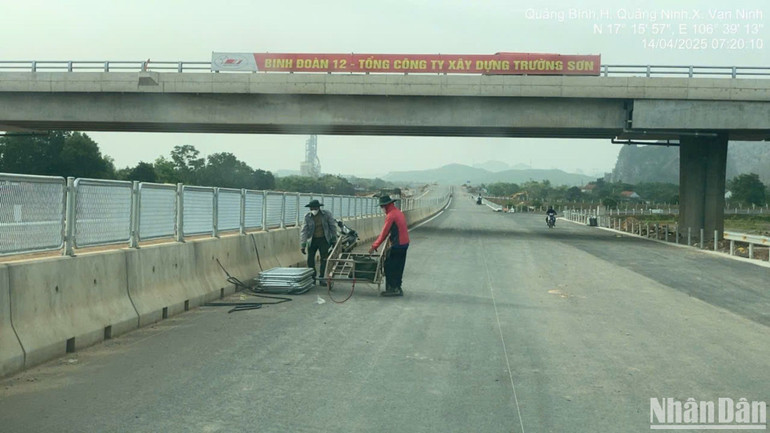 Bên dưới chân cầu vượt đường cao tốc đoạn qua huyện Quảng Ninh, tỉnh Quảng Bình.